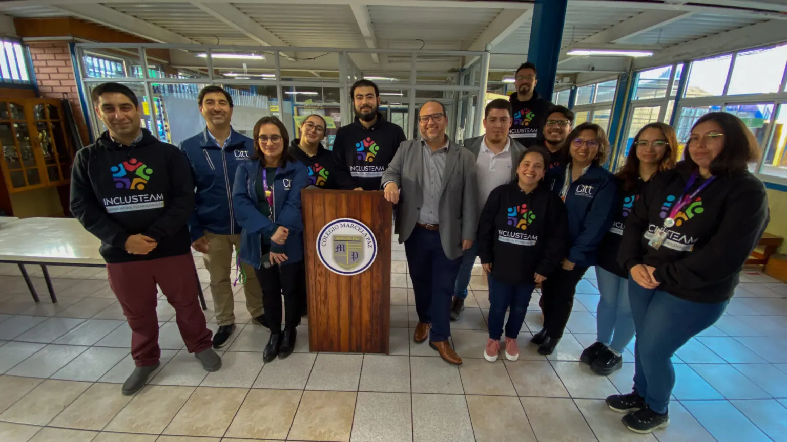 Equipo del proyecto Inclusteam reunido en el cierre del programa