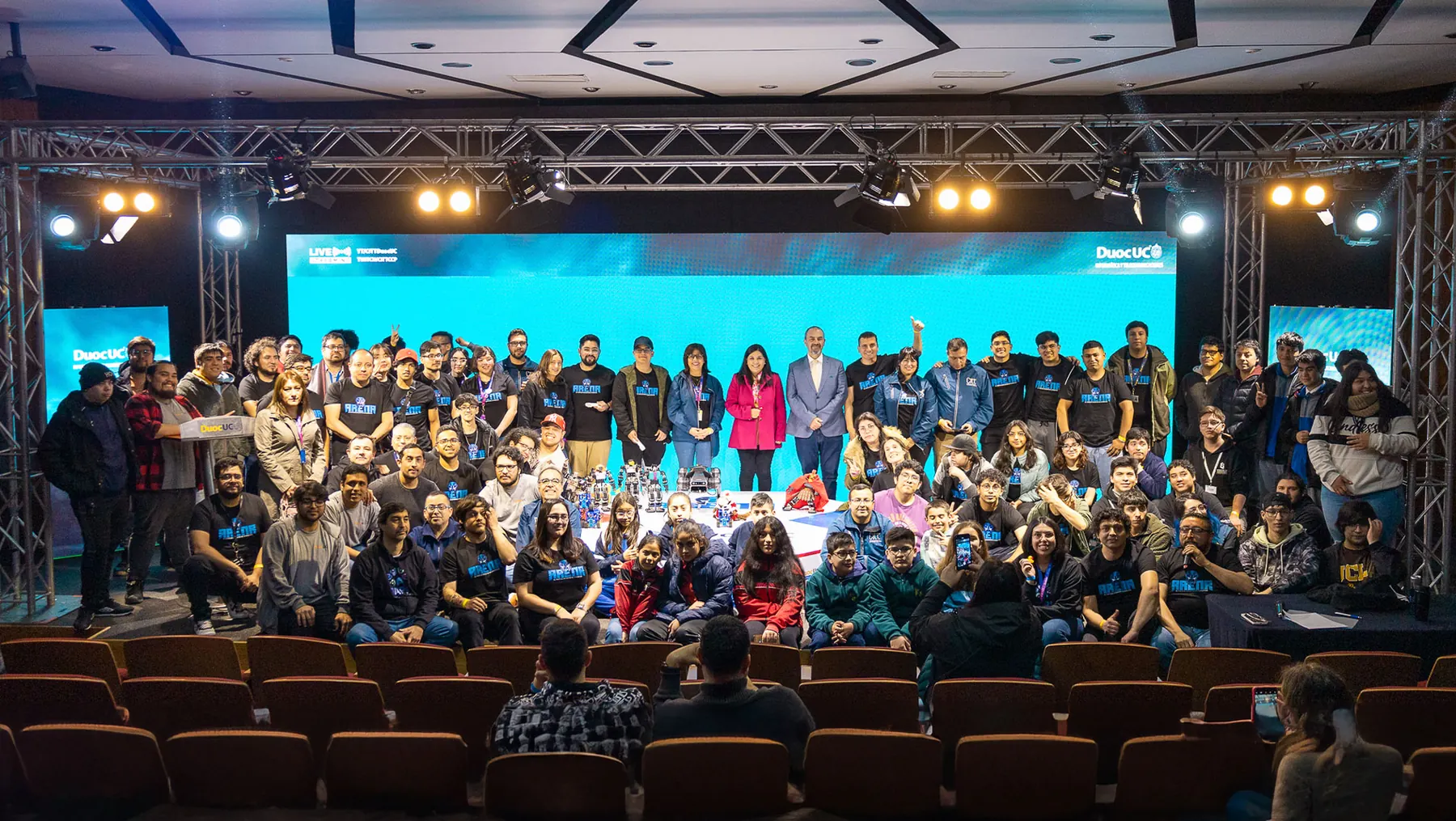 Equipo en el evento ARENA de Duoc UC